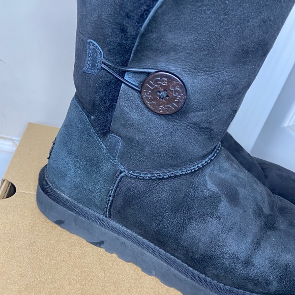 UGGS Women Bailey Button II Boot - Picture 4 of 7